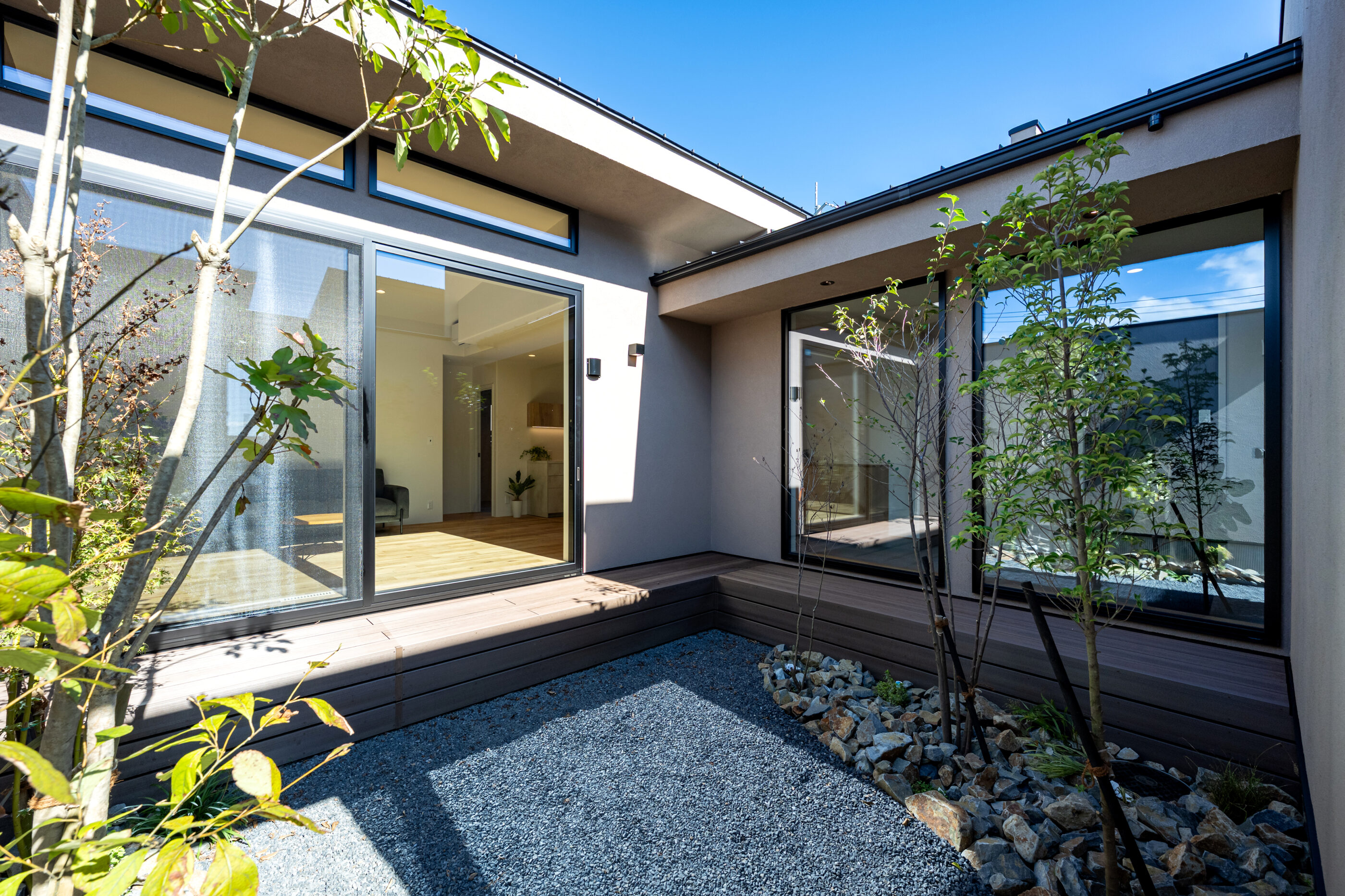 四季を愛しむ中庭のある暮らし